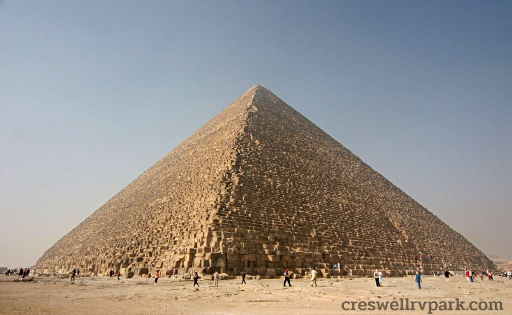 Pyramid in Giza เป็นสัญลักษณ์ของอียิปต์ ตั้งอยู่บนที่ราบสูงกิซ่าใกล้กับเมืองไคโรสมัยใหม่และสร้างขึ้นในช่วงระยะเวลายี่สิบปีในช่วง