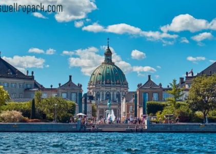 พระราชวังอามาเลียนบอร์ก (Amalienborg Palace)