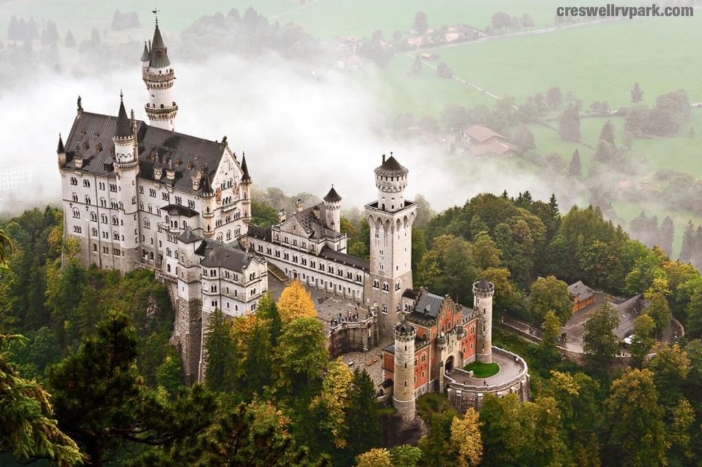 ปราสาท Neuschwanstein เป็นหนึ่งในปราสาทเยอรมันที่มีผู้เข้าชมมากที่สุดอย่างไม่ต้องสงสัย ผู้เยี่ยมชมมากกว่าหนึ่งล้านคนเดินทางไปชม