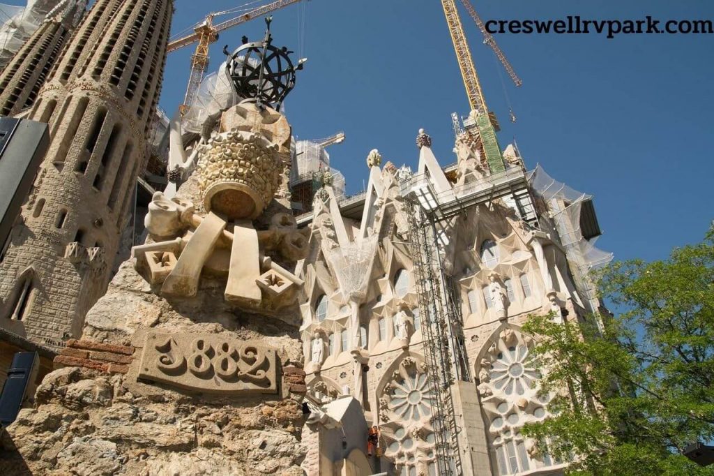 Sagrada Familia ในบรรดาสถานที่อันน่าทึ่งของบาร์เซโลนา มีสถานที่หนึ่งที่ตั้งอยู่เหนือส่วนอื่นๆ อย่างแท้จริง นั่นคือซากราดาฟามีเลีย