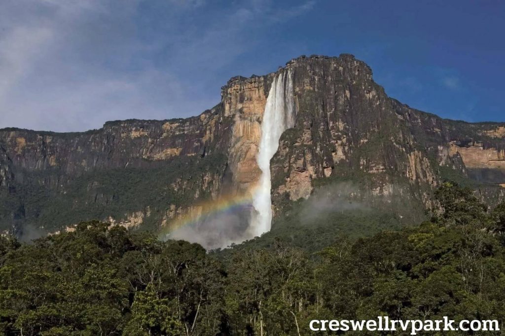 Angel Falls in Venezuela หรือน้ำตกแองเจิลเป็นหนึ่งในสิ่งมหัศจรรย์ทางธรรมชาติที่น่าทึ่งที่สุดในโลก ตั้งอยู่ในที่ราบสูงเกียนาในรัฐ boliva