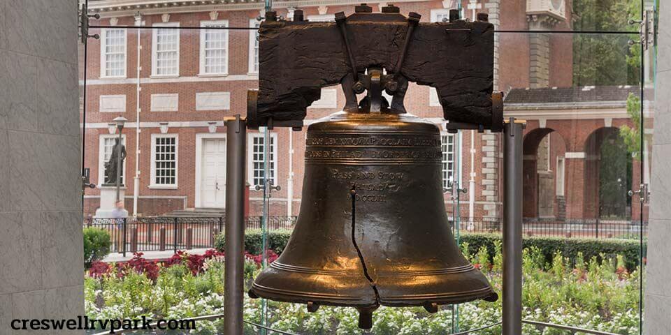 10 ข้อเท็จจริงที่น่าสนใจเกี่ยวกับ Liberty Bell เมื่อวันที่ 8 กรกฎาคม พ.ศ. 2319 ตำนานที่เป็นที่นิยมกล่าวว่าระฆังเสรีภาพดังขึ้นเพื่อ