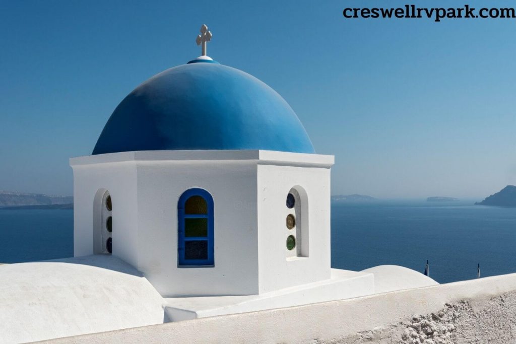 Blue Domed Church in Santorini , กรีซ เป็นโบสถ์ที่มีหลังคาโดมสีฟ้าของซานโตรินีน่าจะเป็นอนุสรณ์สถานที่เป็นที่รู้จักมากที่สุดแห่งหนึ่งในกรีซ