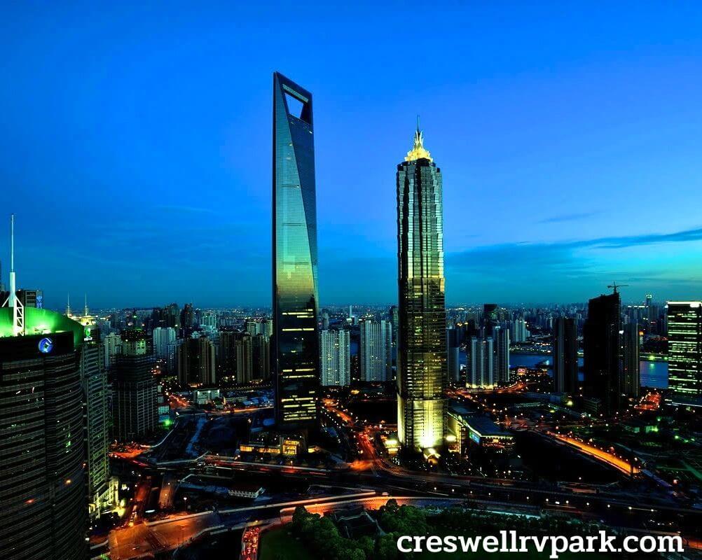 ส่วนหนึ่งของหอคอยแฝดสามที่สร้างกลุ่มตึกระฟ้า supertall สามแห่งที่อยู่ติดกันกลุ่มแรกของโลก ได้แก่หอคอย Jin Mao and SWFC เป็นสัญลักษณ์