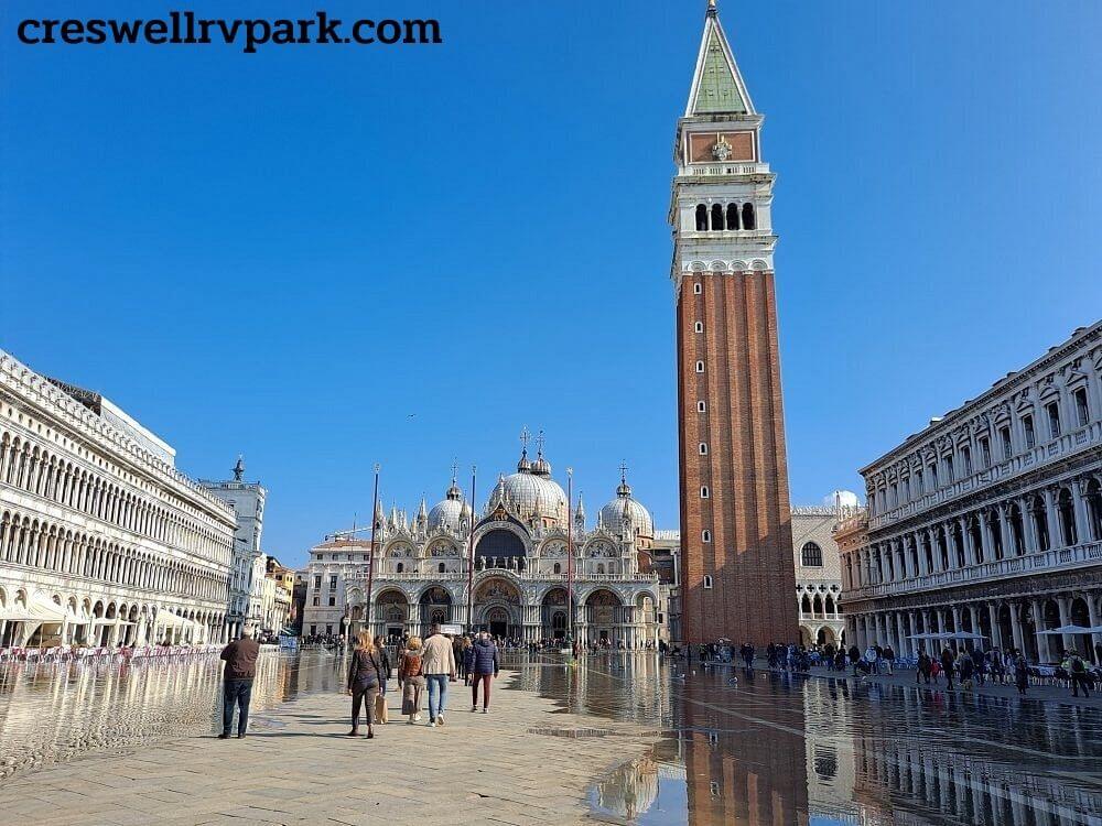 3 ข้อเท็จจริงที่น่าสนใจเกี่ยวกับ Piazza San Marco อันดับที่1. เป็นจุดต่ำสุดในเวนิส ทุกคนรู้ว่าเวนิสสร้างขึ้นบนน้ำ แต่คุณรู้หรือไม่ว่าจตุรัส