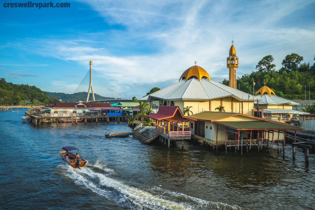 กัมปงเอเยอร์ ( Kampong Ayer ) เป็นหมู่บ้านน้ำที่ใหญ่ที่สุดในโลกในบรูไน และเป็นหนึ่งในแหล่งน้ำที่ใหญ่ที่สุดในเอเชียตะวันออกเฉียงใต้
