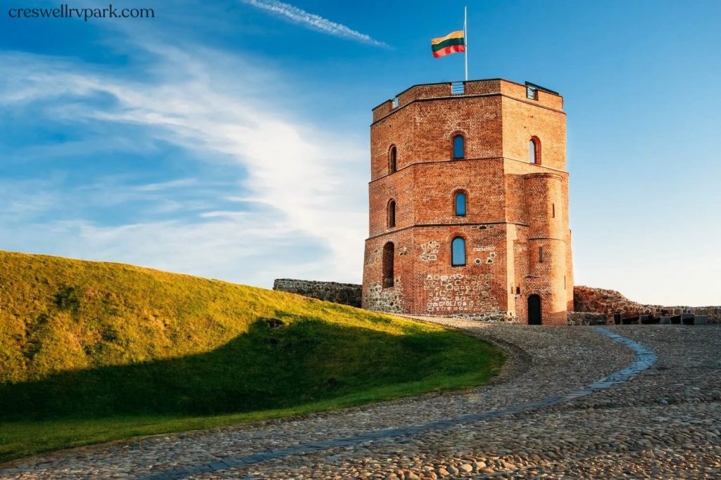 หอคอยเจดิมินัส (Gediminas Tower)  เป็นหนึ่งในสถานที่ที่ดีที่สุดในการชมทัศนียภาพแบบพาโนรามาอันตระการตาของวิลนีอุส ปีนขึ้นไปบนเนินเขา Gediminas 