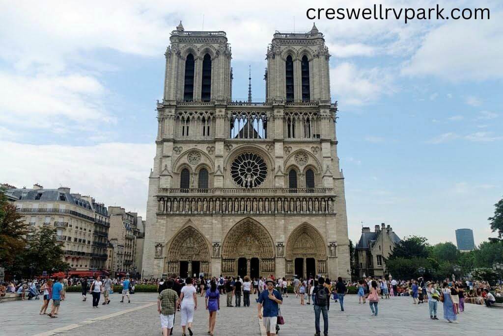Notre Dame เรื่องราวนี้เผยแพร่ครั้งแรกในปี 2018 และอัปเดตโดยเจ้าหน้าที่ของเมนทรัล ฟอสในปี 2019 นอร์ท ดามสร้างขึ้นระหว่างศตวรรษที่ 12 และ