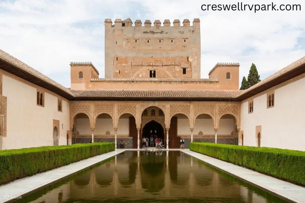 ในบรรดาสิ่งที่สวยงามทั้งหมดของโลก Alhambra ตั้งอยู่ใจกลางเมืองเป็นหนึ่งในอนุสรณ์สถานที่มีผู้เยี่ยมเยียนมากที่สุดในสเปน