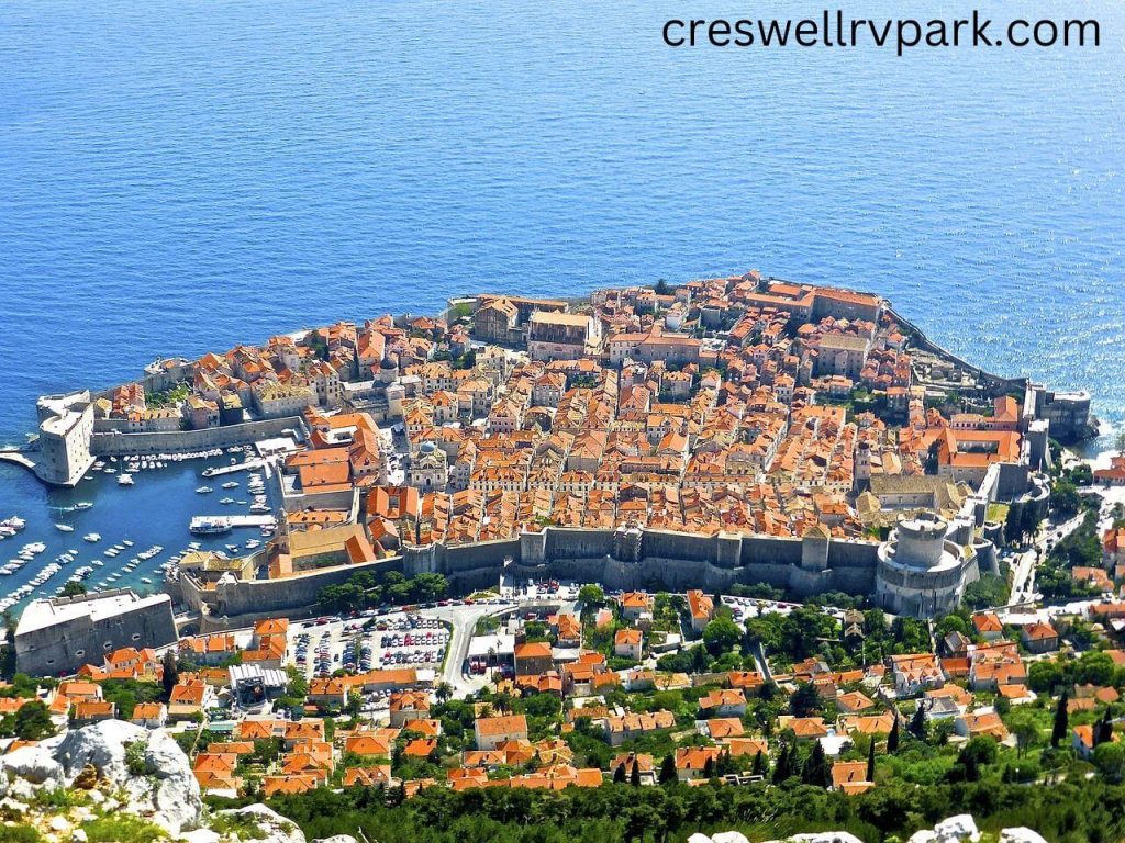 Dubrovnik City Walls ตั้งอยู่บนทะเลเอเดรียติกทางตอนใต้ของประเทศ การผสมผสานระหว่างสภาพอากาศที่อบอุ่น ประวัติศาสตร์อันยาวนาน ทิวทัศน์ที่สวยงาม