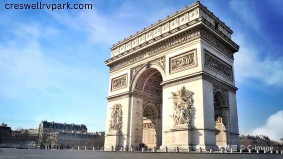 Arc de Triomphe เป็นหนึ่งในที่ที่สำคัญที่สุดในปารีส เป็นที่ท่องเที่ยวที่ต้องขอยอมรับเลยว่าสวยงามตระการตามากๆ อีกทั้งยังดูหรูหรามีระดับ