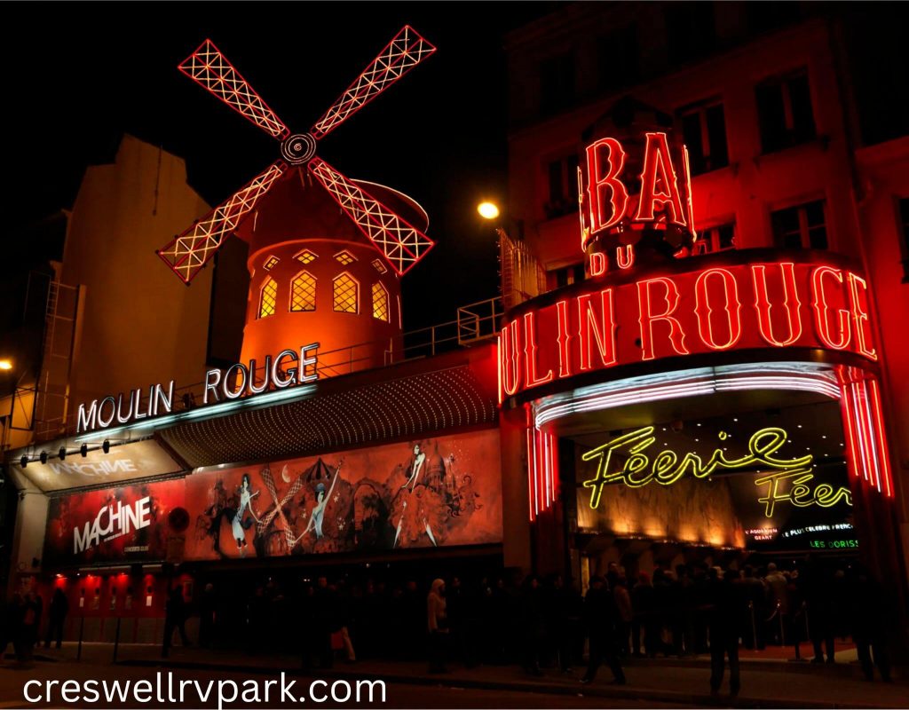 Moulin Rouge ชื่ออาจได้รับแรงบันดาลใจจากเหตุการณ์นองเลือดในประวัติศาสตร์มงต์มาตร์ ย้อนกลับไปในปี ค.ศ. 1800 มีกังหันลมจำนวนหนึ่ง