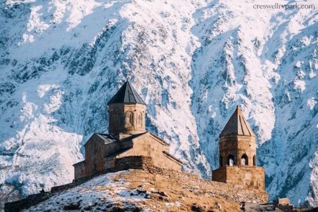 โบสถ์ Gergeti Trinity ได้รับการกล่าวขานว่าเป็นหนึ่งในโบสถ์ที่สวยงามและโดดเด่นที่สุดในโลก ตั้งอยู่บนยอดเขาใกล้กับ Stepantsminda (Kazbegi)