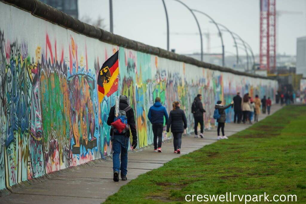 Berlin Wall เป็นจุดที่น่าจดจำ และมีบทบาทยิ่งใหญ่ในอดีตของประเทศ สถานที่แห่งนี้ มีความยาวมากกว่า 1 กิโลเมตร และครอบคลุมพื้นที่มากกว่า 4 เฮกตาร