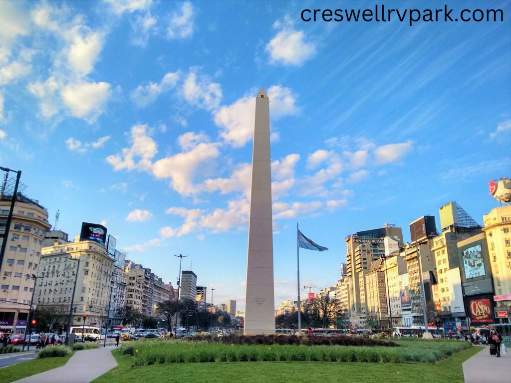 Obelisco de Buenos Aires มันถูกสร้างขึ้นเพื่อแสดงความเชิดชูแก่การก่อตั้งครั้งแรกในเมือง สัญลักษณ์ทางประวัติศาสตร์นี้สร้างขึ้น